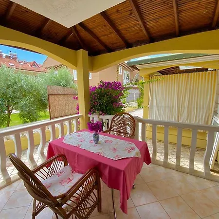 4 Yatakli - Havuzlu _ 2+1 Daire * Fethiye